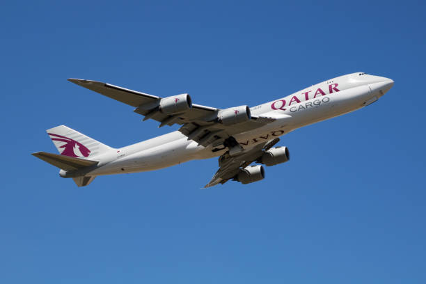 qatar airways cargo boeing 747-8 jumbo jet a7-bga odlot samolotu towarowego na lotnisku w luksemburgu findel - boeing boeing 747 airplane cargo container zdjęcia i obrazy z banku zdjęć
