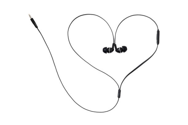 auriculares negros configurados para escuchar música - black and white heart shape metallic red fotografías e imágenes de stock