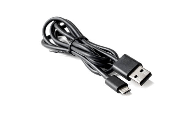 cavo nero per il trasferimento dei dati tra dispositivi. - usb wire foto e immagini stock