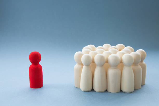 un gerente o líder dirigiéndose a un grupo de personas o siendo aislado debido a la diversidad - exclusion fotografías e imágenes de stock