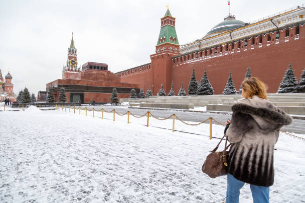 ロシア・モスクワで永遠の炎を撮影する若い女性 - tourist photographing armed forces military ストックフォトと画像