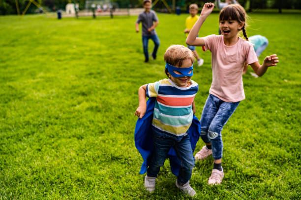 kids playing in public park - partnership creativity superhero child imagens e fotografias de stock