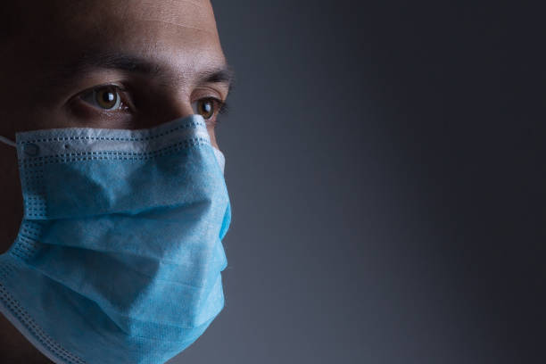 homme portant le masque pour empêcher le virus de la grippe et la pollution de l’air de poussière sur le fond blanc - air needle photos et images de collection