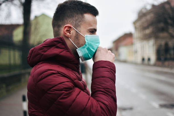 homens na cidade usando máscara facial protetora - smog city pollution town - fotografias e filmes do acervo