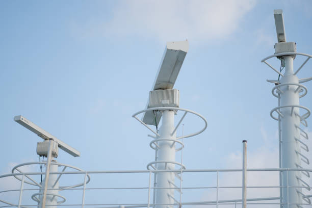 la partie supérieure de l’équipement navigationnel est le toit d’un navire de croisière de luxe. - sea safety antenna radar photos et images de collection