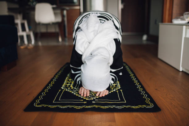 muslim woman praying - islam praying mosque ramadan imagens e fotografias de stock