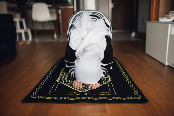 мусульманская женщина молится - islam india mosque praying стоковые фото и изображения