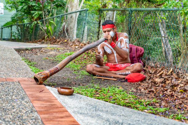 instrumento didgeridoo tradicional aborígene na estação ferroviária de kuranda da kuranda scenic railway , cairns, austrália. - aborigine didgeridoo indigenous culture australia - fotografias e filmes do acervo
