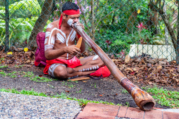 tradizionale strumento didgeridoo aborigeno alla stazione ferroviaria di kuranda della kuranda scenic railway, cairns, australia. - australia people antique old fashioned foto e immagini stock