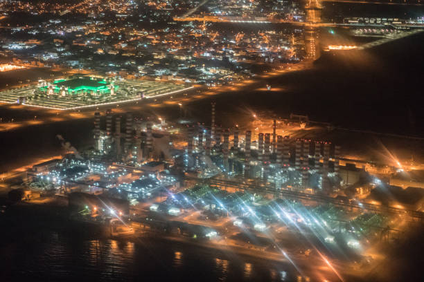 vista aérea das refinarias de petróleo de doha - factory night skyline sky - fotografias e filmes do acervo