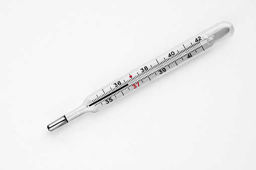 termómetro médico sobre fondo blanco photo