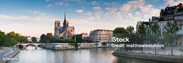 Notredame Parigi - Fotografie stock e altre immagini di Abbazia - Abbazia, Acqua, Alba - Crepuscolo