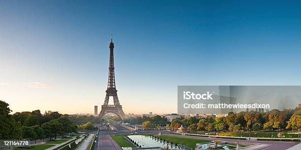 Photo libre de droit de Tour Eiffel À Paris banque d'images et plus d'images libres de droit de Tour Eiffel - Tour Eiffel, Panoramique, Paris - France