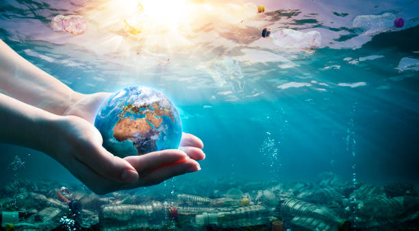 ocean pollution - hands holding earth - elementy tego obrazu dostarczonego przez nasa - photorealism zdjęcia i obrazy z banku zdjęć