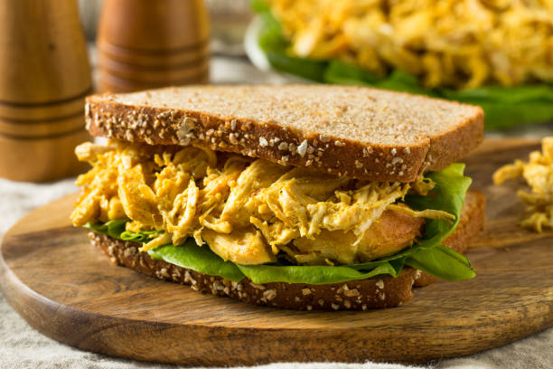 coronación curried casera de pollo con lechuga - sandwich salad chicken chicken salad fotografías e imágenes de stock