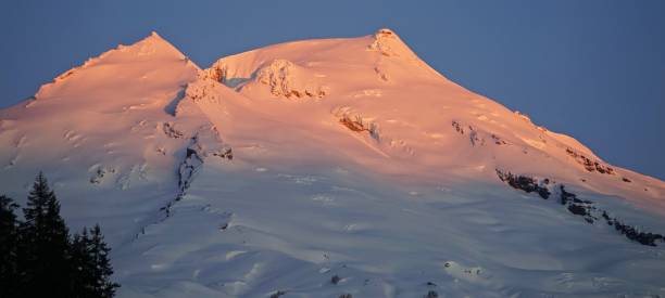 monte baker glow - cascade range mountain alpenglow winter foto e immagini stock