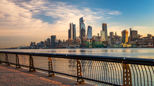 ニュージャージー州ホーボーケンから見た西側のスカイライン - new jersey usa commercial dock cityscape ストックフォトと画像