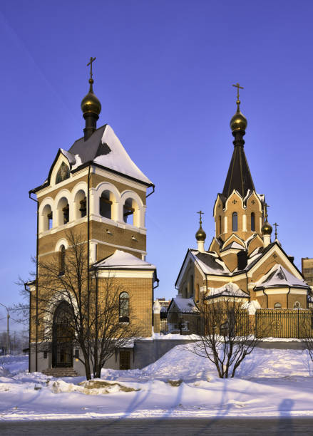 nova igreja em novosibirsk - verticalmente - siberia russia russian orthodox orthodox church - fotografias e filmes do acervo