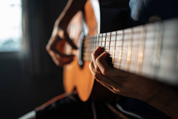 performing classical guitar. focus on left hand - fingerstyle imagens e fotografias de stock