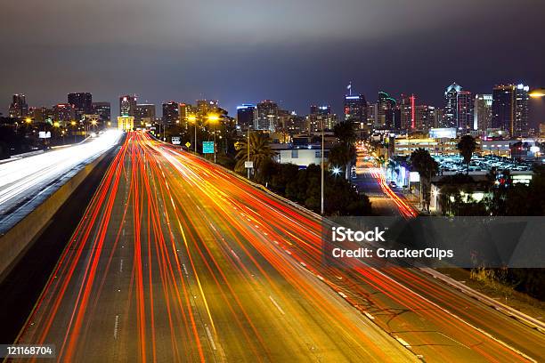 Vista De Los Edificios De La Ciudad De San Diego La Autopista Foto de stock y más banco de imágenes de San Diego