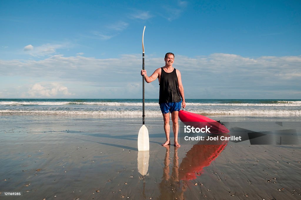 Homme en Rouge kayak de mer sur la plage - Photo de Activité de loisirs libre de droits