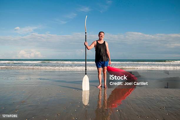 Человек С Красное Море На Каяке На Пляже — стоковые фотографии и другие картинки Активный образ жизни - Активный образ жизни, Активный пенсионер, Атлантический океан