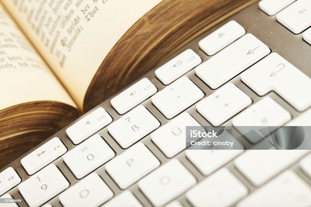 Velho livro e teclado - Foto de stock de Antigo royalty-free