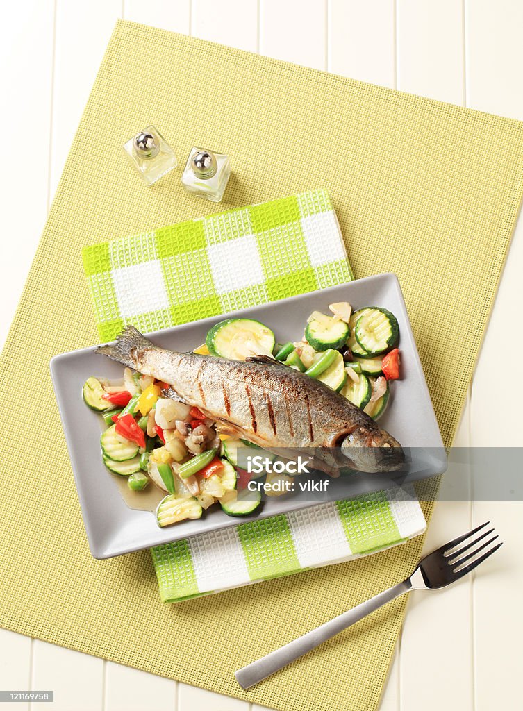 Gegrillte Forellen und gemischtes Gemüse - Lizenzfrei Angebraten Stock-Foto