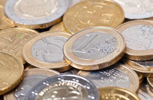 primo rialzo delle monete in euro - european union coin one euro coin one euro cent coin foto e immagini stock