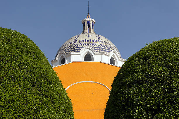 Iglesia y dos árboles - foto de stock