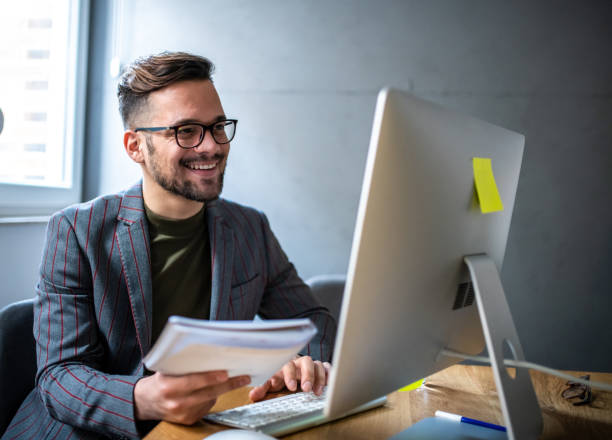 uomo d'affari orgoglioso del suo lavoro, approfittando e aiutando la sua azienda. - profiting foto e immagini stock