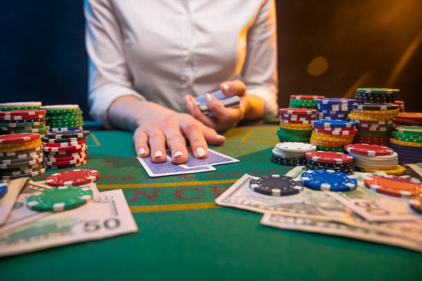 Distribusi Kartu Di Klub Malam Di Kasino Sebuah Permainan Dengan Taruhan  Tinggi Banyak Uang Screensaver Dan Iklan Untuk Kasino Online Poker Foto  Stok - Unduh Gambar Sekarang - iStock