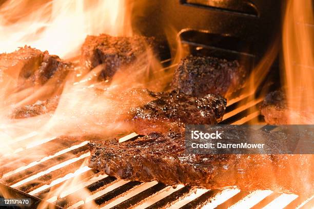 Bistecche Di Grill - Fotografie stock e altre immagini di Ambientazione esterna - Ambientazione esterna, Barbecue - Cibo, Bistecca di manzo