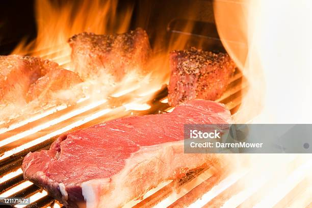 Rohe Steak Stockfoto und mehr Bilder von Farbbild - Farbbild, Feuer, Filet Mignon