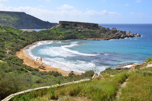 spiaggia di ghajn tuffieha a malta - mountain looking at view beach cliff foto e immagini stock