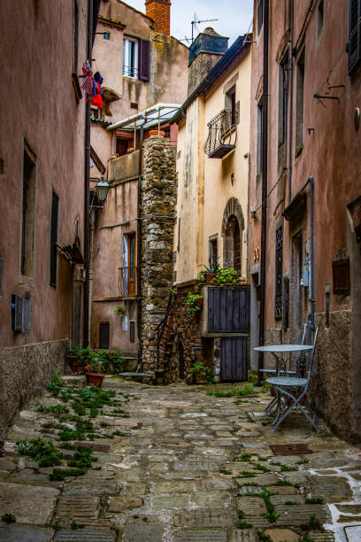 istock Toscana alley 1211721875