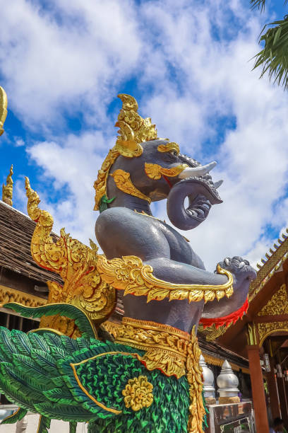 mae hia,chiang mai, norte da tailândia em septemmber 13,2019:escultura de criatura mítica na floresta himmaphan (himavanta) em wat phra that doi kham. - golden temple - fotografias e filmes do acervo