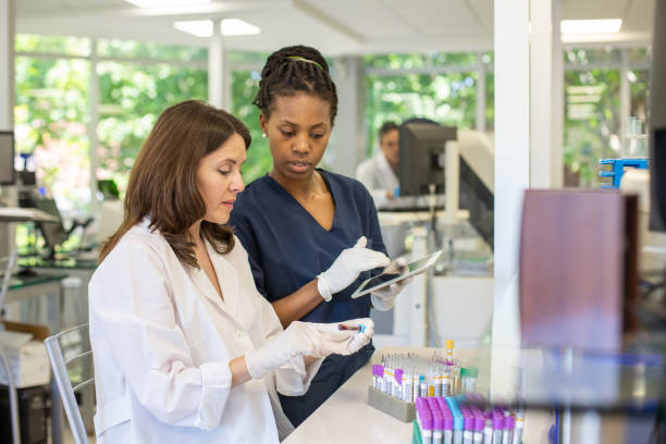 女性病理学者と技術者組織テストサンプル - blood sample blood tube pathologist ストックフォトと画像