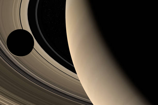 luna orbitando alrededor del planeta saturno y sus anillos en el espacio exterior. renderizado 3d - tethys fotografías e imágenes de stock