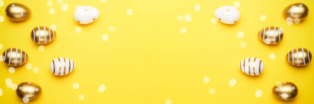 caza de huevos de pascua. composición de pascua: huevos decorados de brillo dorado en cesta. tarjeta de felicitación diseño de moda. para usted cartel o folleto - easter holiday feast day yellow fotografías e imágenes de stock