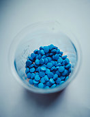 blaue-farbe-haufen-von-pillen-und-rohr.jpg?b=1&s=170x170&k=20&c=IlPXrasyvgTT7wCpdKSAuIqywiqC9JNmAljhw_9gOUg=