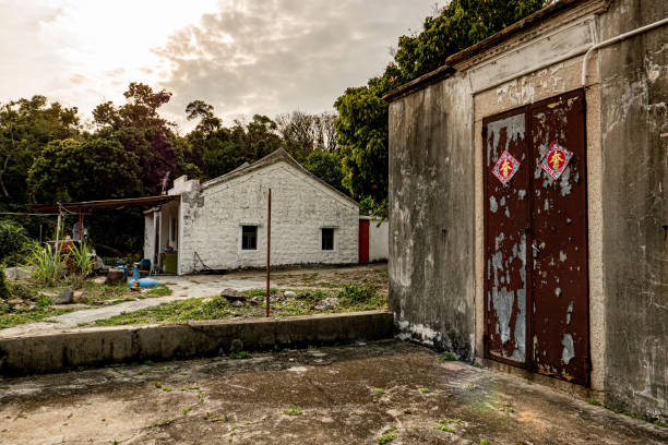 abandoned house in lamma island, hong kong - lamma island imagens e fotografias de stock