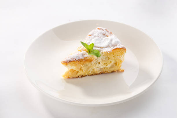 白い背景に隔離された白いプレート上のアップルスポンジケーキ - tart cake pie isolated ストックフォトと画像