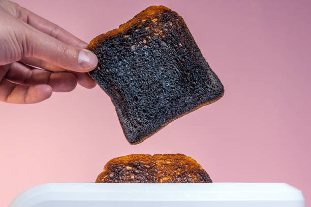 burning toast gotowanie śniadanie. czarny chleb spalony - polish bread zdjęcia i obrazy z banku zdjęć