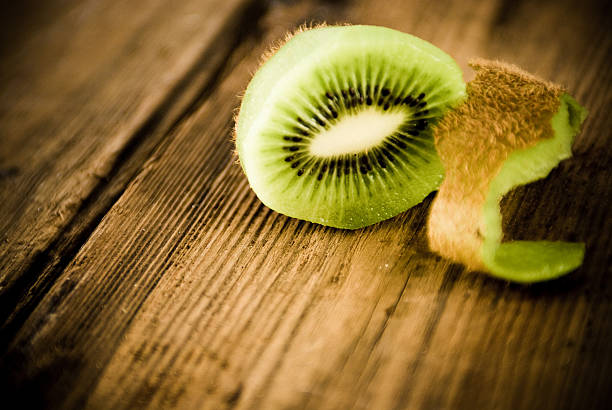 kiwi frutas - kiwi vegetable cross section fruit fotografías e imágenes de stock