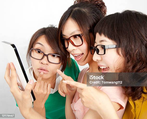 Tres Estudiantes Con Tablet Con Pantalla Táctil Foto de stock y más banco de imágenes de Accesorio para ojos - Accesorio para ojos, Adulto, Adulto joven