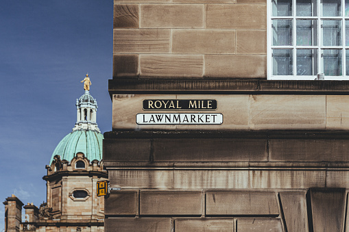 La Royal Mile y los letreros de nombre de la calle Lawnmarket, Edimburgo, Escocia photo