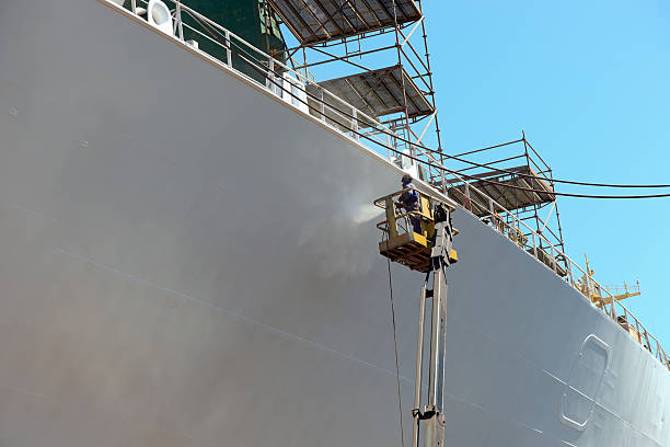operaio pittura della nave - shipbuilder foto e immagini stock