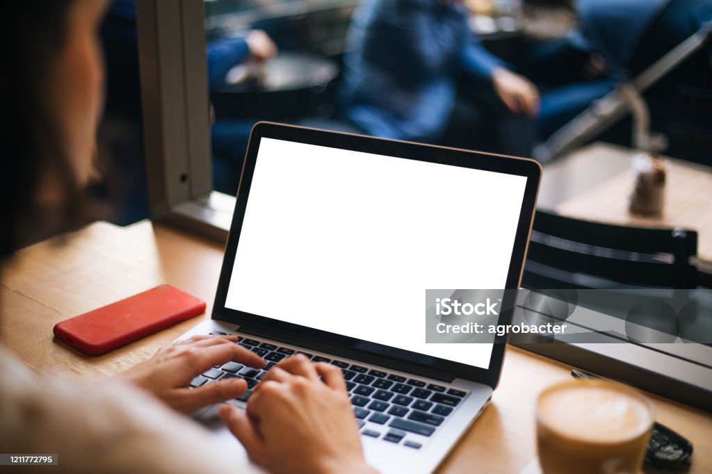 카페에서 빈 흰색 화면으로 노트북을 사용하여 손으로 - 로열티 프리 노트북 스톡 사진