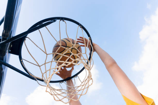 slam schiacciato nel basket di strada - streetball basketball sport men foto e immagini stock